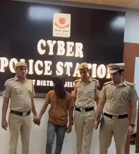 दिल्ली: फर्जी फेसबुक-व्हाट्सएप प्रोफाइल से महिलाओं को ब्लैकमेल करने वाला आरोपी लखनऊ से गिरफ्तार