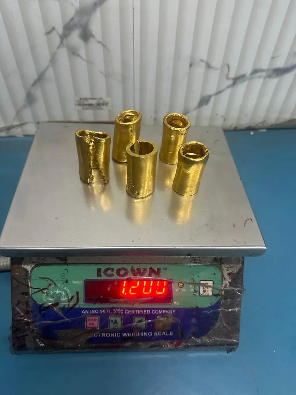 क्या दिल्ली हवाई अड्डे पर सोने की तस्करी के आरोप में एक यात्री गिरफ्तार हुआ?