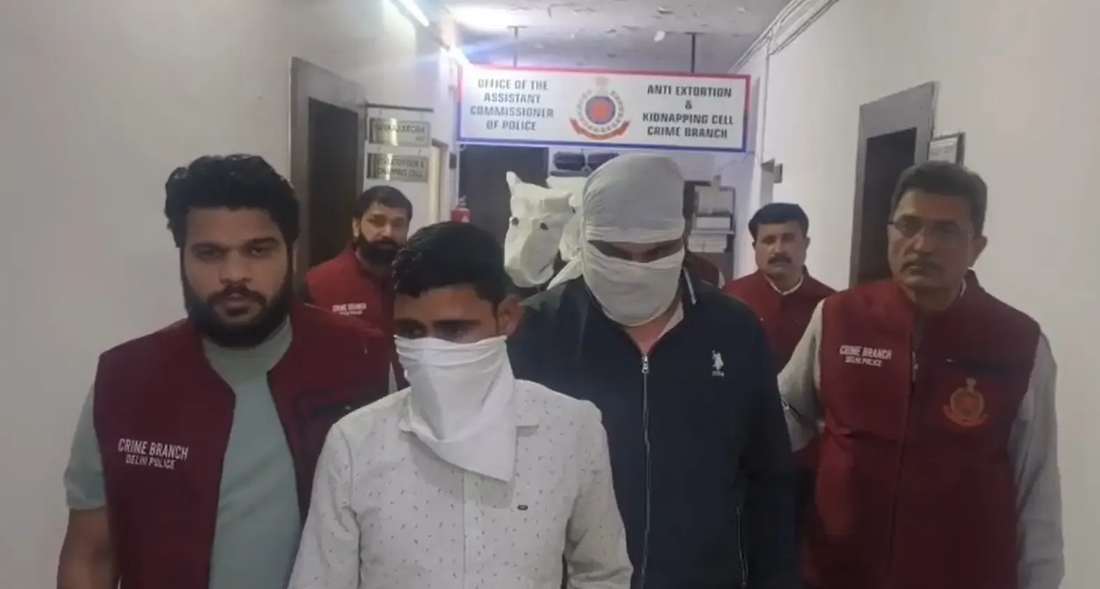 क्या दिल्ली आईजीआई एयरपोर्ट से पांच आरोपी गिरफ्तार हुए हैं जो ट्रेनों में चोरी करते थे?