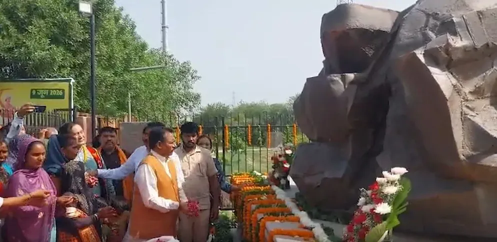 Delhi BJP chief Harsh Malhotra honours Birsa Munda on death anniversary