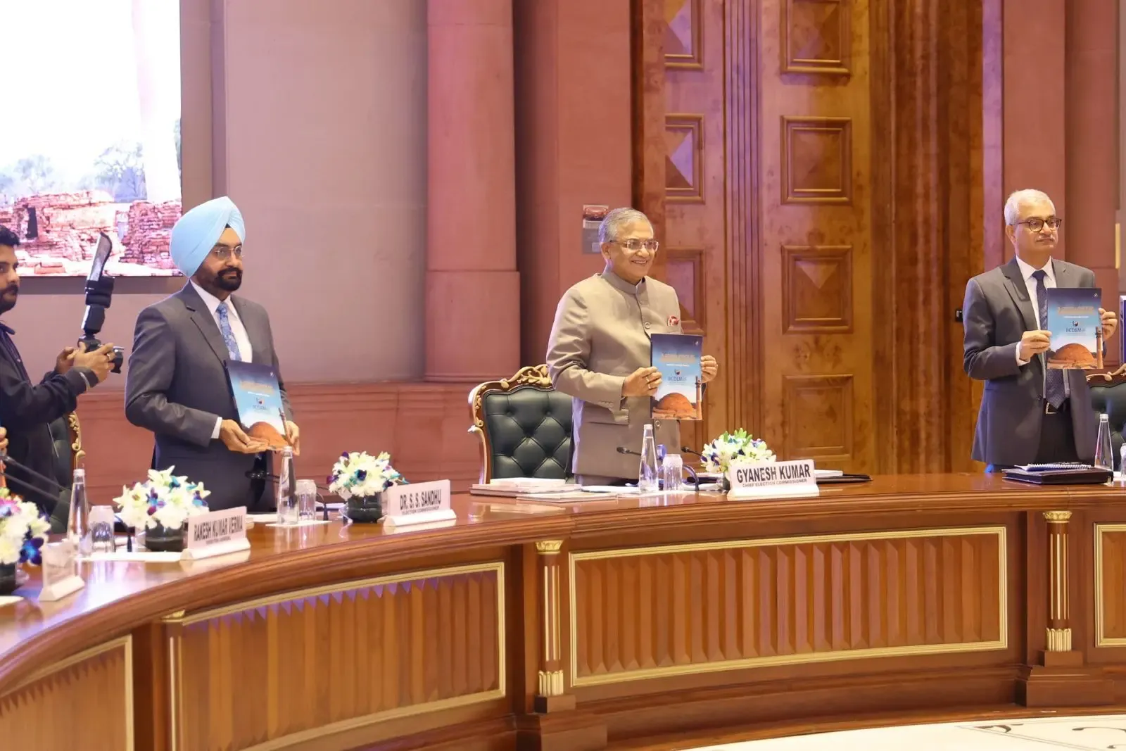 दिल्ली: चुनाव आयोग का ऐतिहासिक राउंड टेबल सम्मेलन, ज्ञानेश कुमार ने सहयोग की अपील की