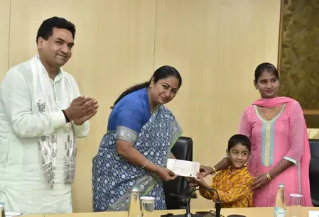 How Did Delhi CM Support 24 Artisans Affected by Fire?