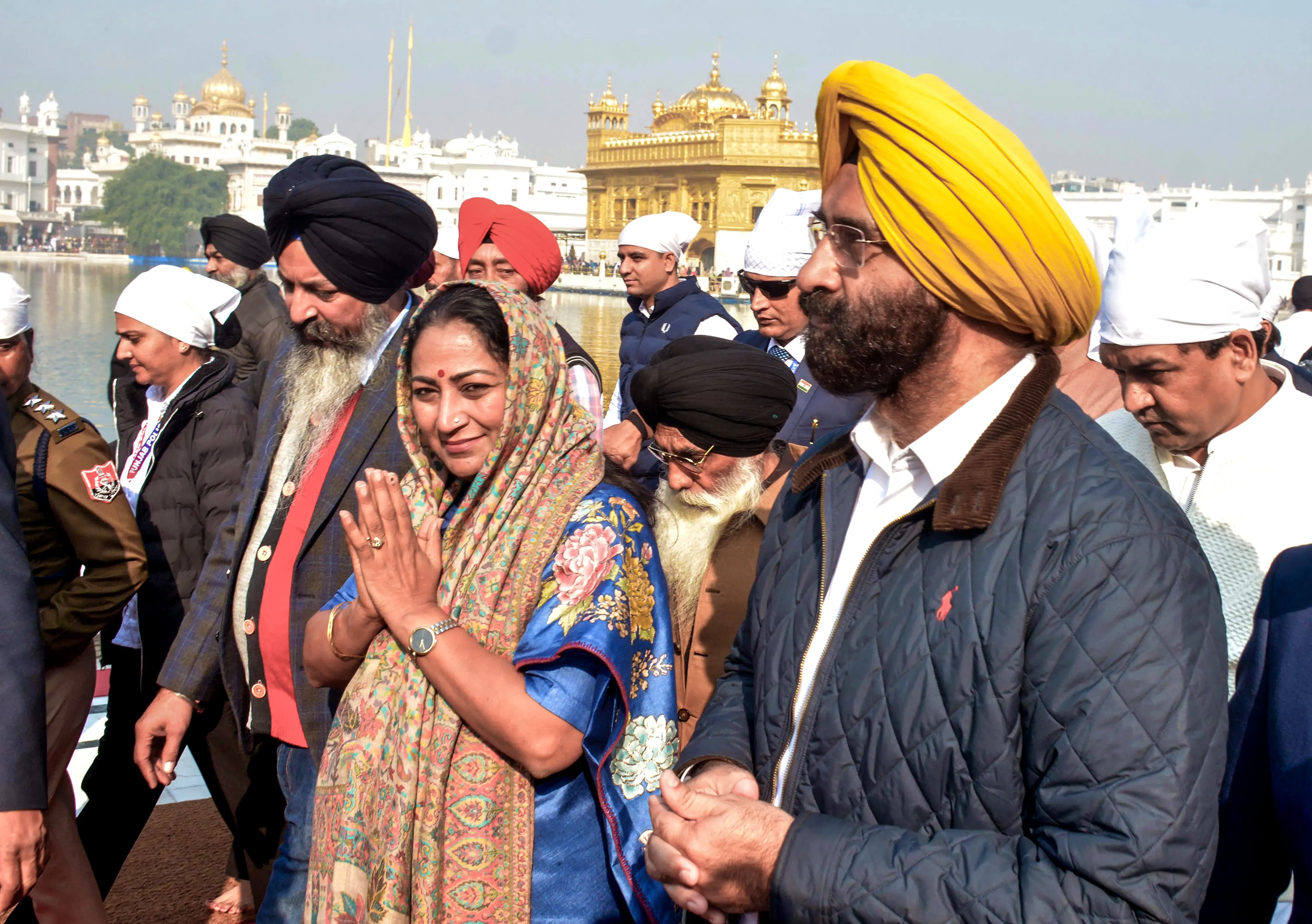 Did Delhi CM Gupta and Ministers Offer Prayers at the Golden Temple in Amritsar?