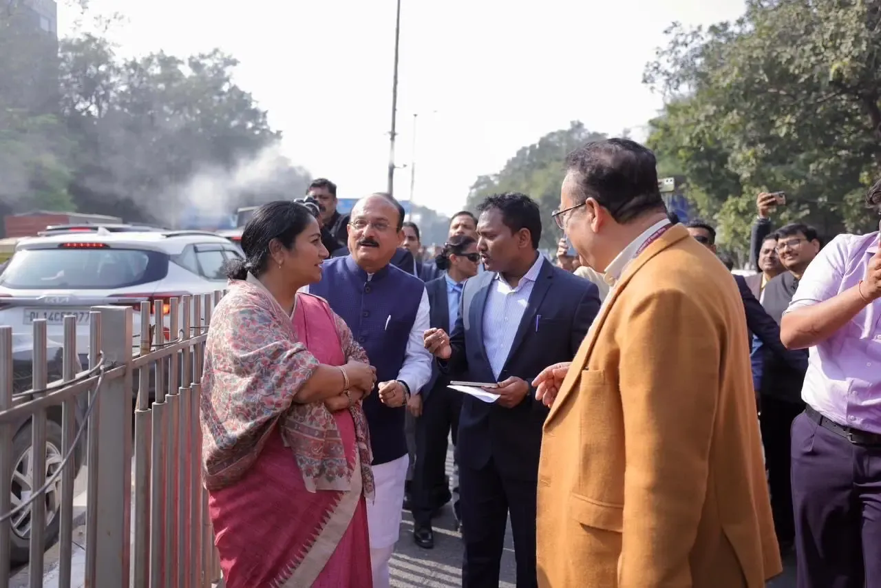 Has Delhi CM Launched a Pole-Mounted Mist Spray System for Pollution Control at ITO?