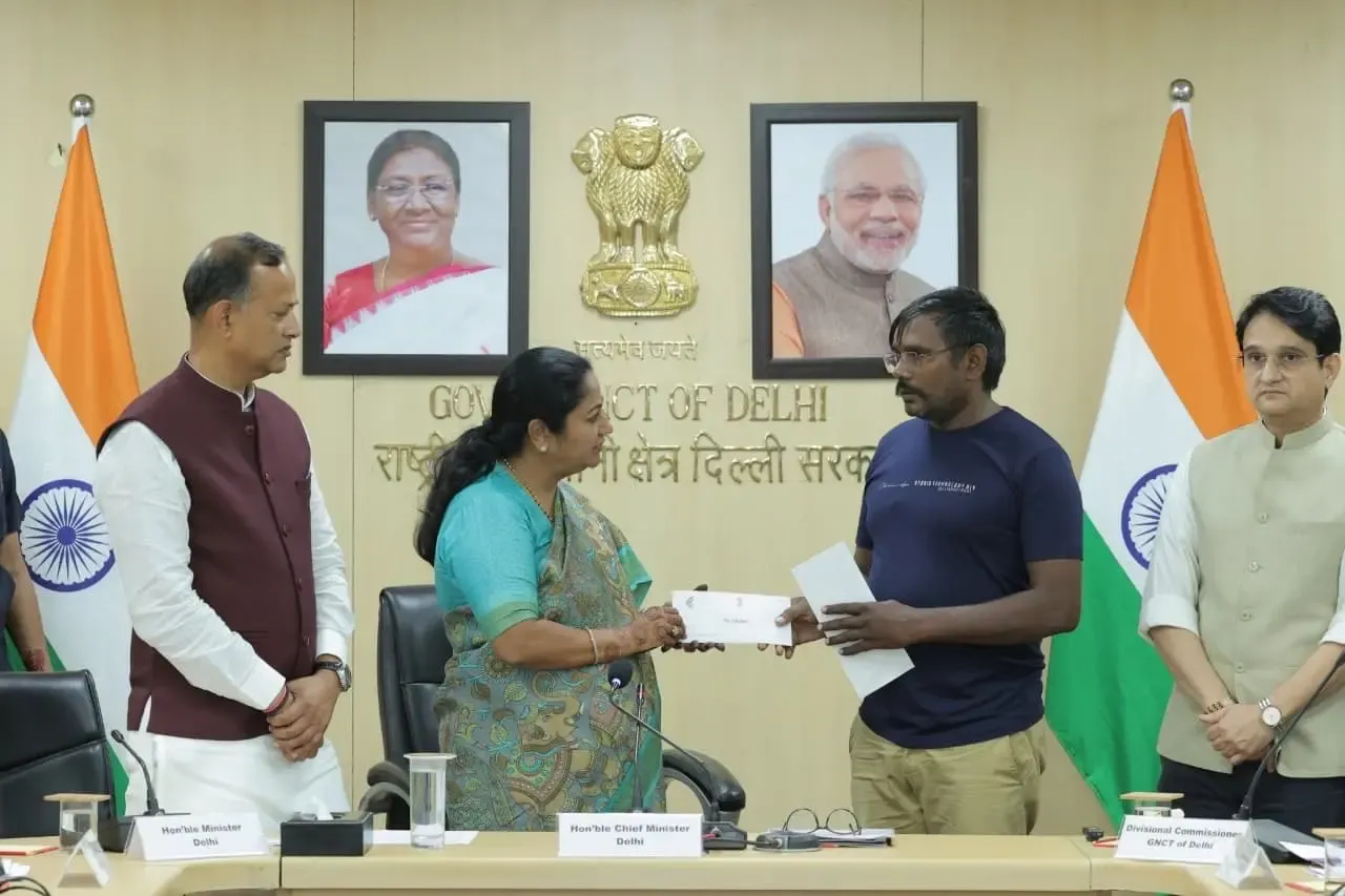 क्या दिल्ली के मुख्यमंत्री ने कोविड वॉरियर्स के परिवारों को करोड़ों की सहायता राशि दी?