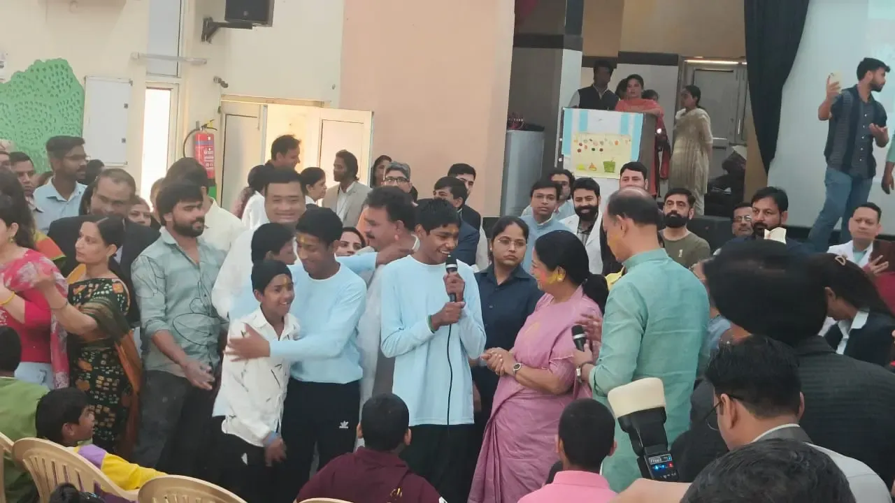 Delhi CM Rekha Gupta Joyfully Celebrates Holi with Special Children at Asha Kiran Shelter Home