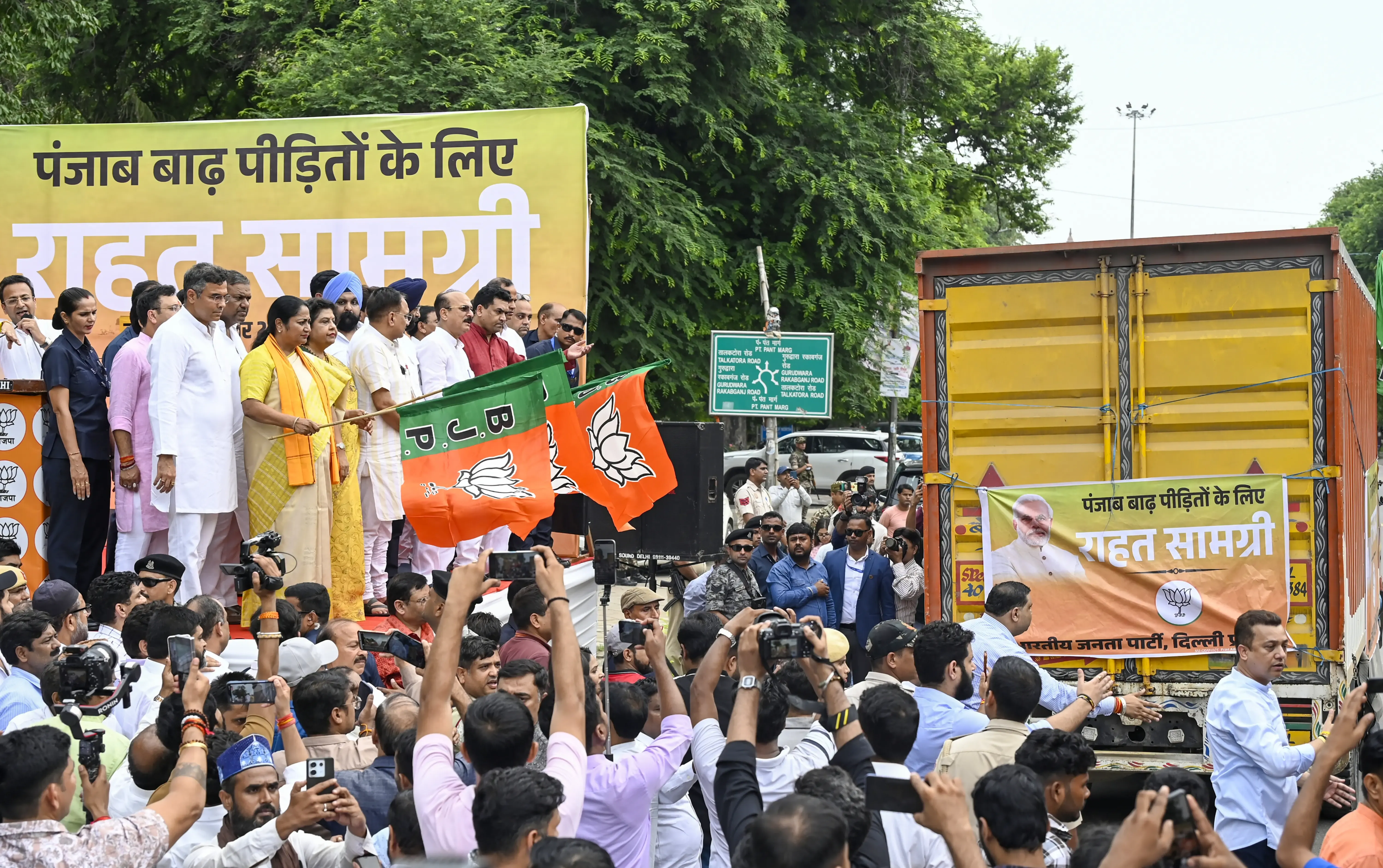 Did Delhi CM Rekha Gupta Flag Off 52 Trucks of Relief Material for Flood Victims in Punjab?