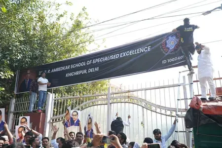 दिल्ली: डॉ. अंबेडकर स्कूल का बोर्ड हटाने पर 'आप' का विरोध