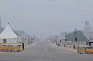 Thick Fog Blankets Delhi as Temperatures Drop and Air Quality Worsens