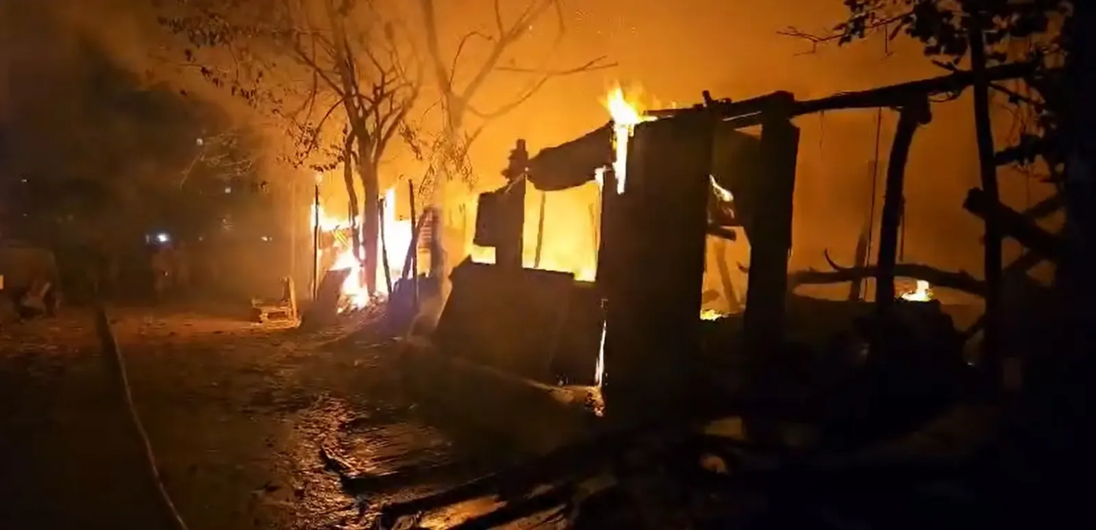 दिल्ली: रानी गार्डन में तड़के 3 बजे भीषण आग, 8-10 झुग्गियाँ जलकर राख — कोई हताहत नहीं