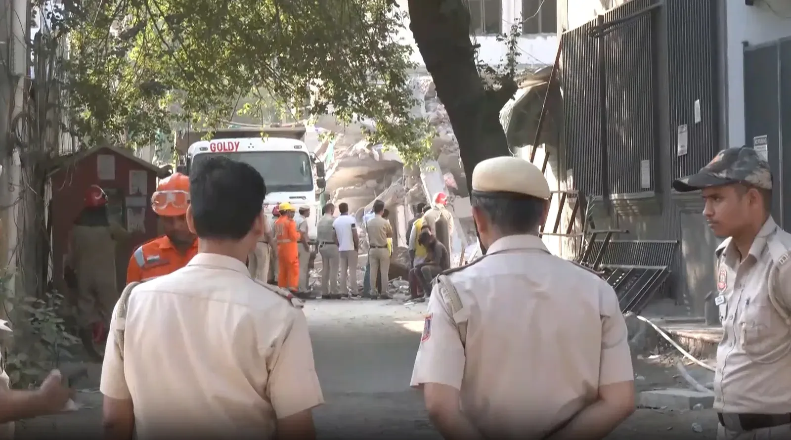 साकेत में पांच मंजिला इमारत ढही: रातभर रेस्क्यू, 9 लोग बचाए गए, 26 वर्षीय रवि की मौत