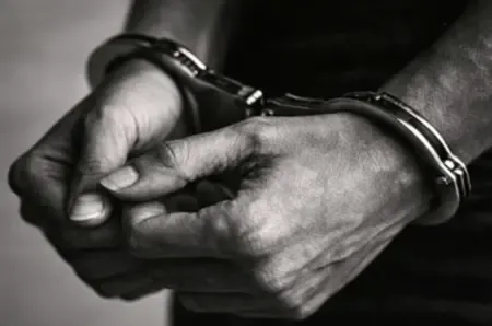 दिल्ली: हिरासत में लिए गए अवैध शराब ले जा रहे युवक, पुलिस की गाड़ी को भी मारी थी टक्कर