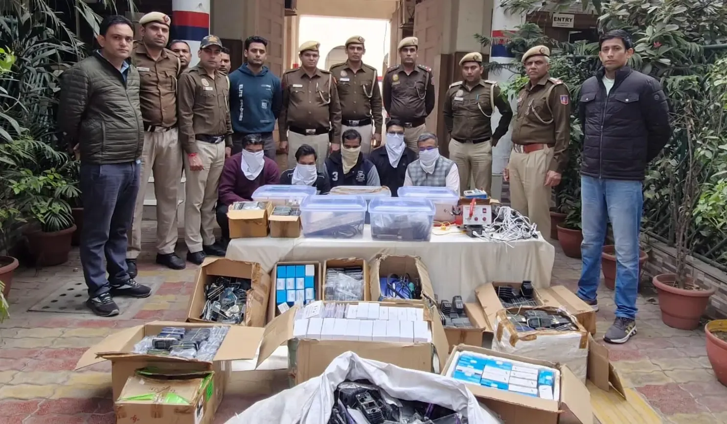 Did Delhi Police Uncover a Major Illegal Mobile Manufacturing Operation in Karol Bagh?