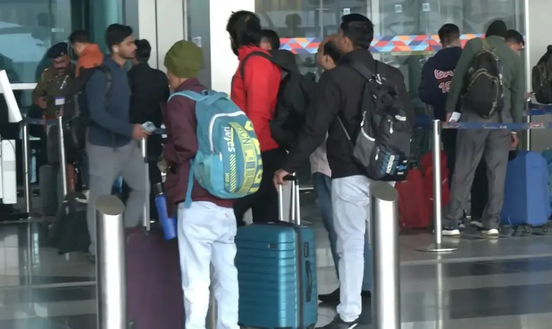 क्या दिल्ली में इंडिगो की फ्लाइट कैंसिलेशन से यात्री फंसे हुए हैं?