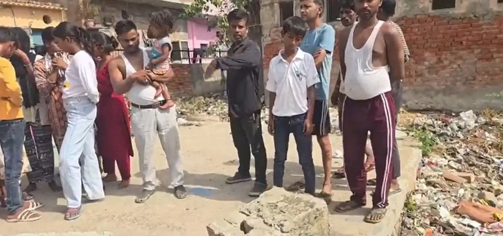 दिल्ली: जर्जर शौचालय का पिलर गिरने से 7 वर्षीय तान्या की मौत, MCD पर लापरवाही का आरोप