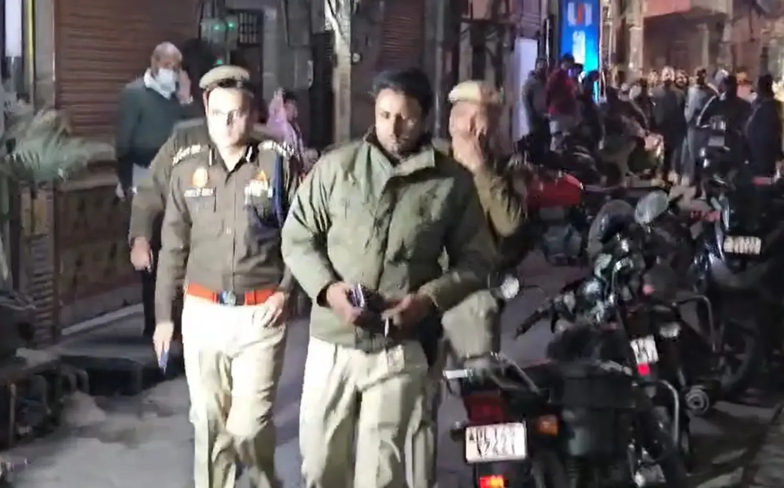 क्या दिल्ली के लक्ष्मी नगर में युवक ने अपनी मां और भाई-बहन की हत्या कर दी?