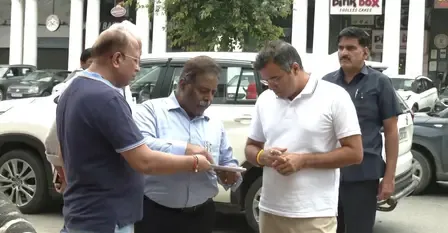 दिल्ली के मंत्री प्रवेश वर्मा ने सीपी आउटर सर्कल में जलभराव प्रभावित क्षेत्र का दौरा किया