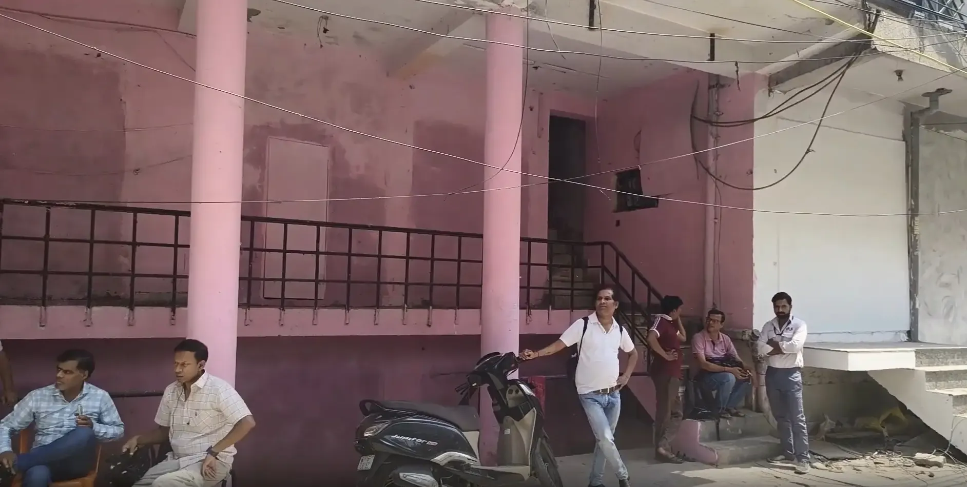 न्यू अशोक नगर में सीलिंग कार्रवाई पर रोक, विधायक रविकांत ने दुकानदारों को दिलाया भरोसा
