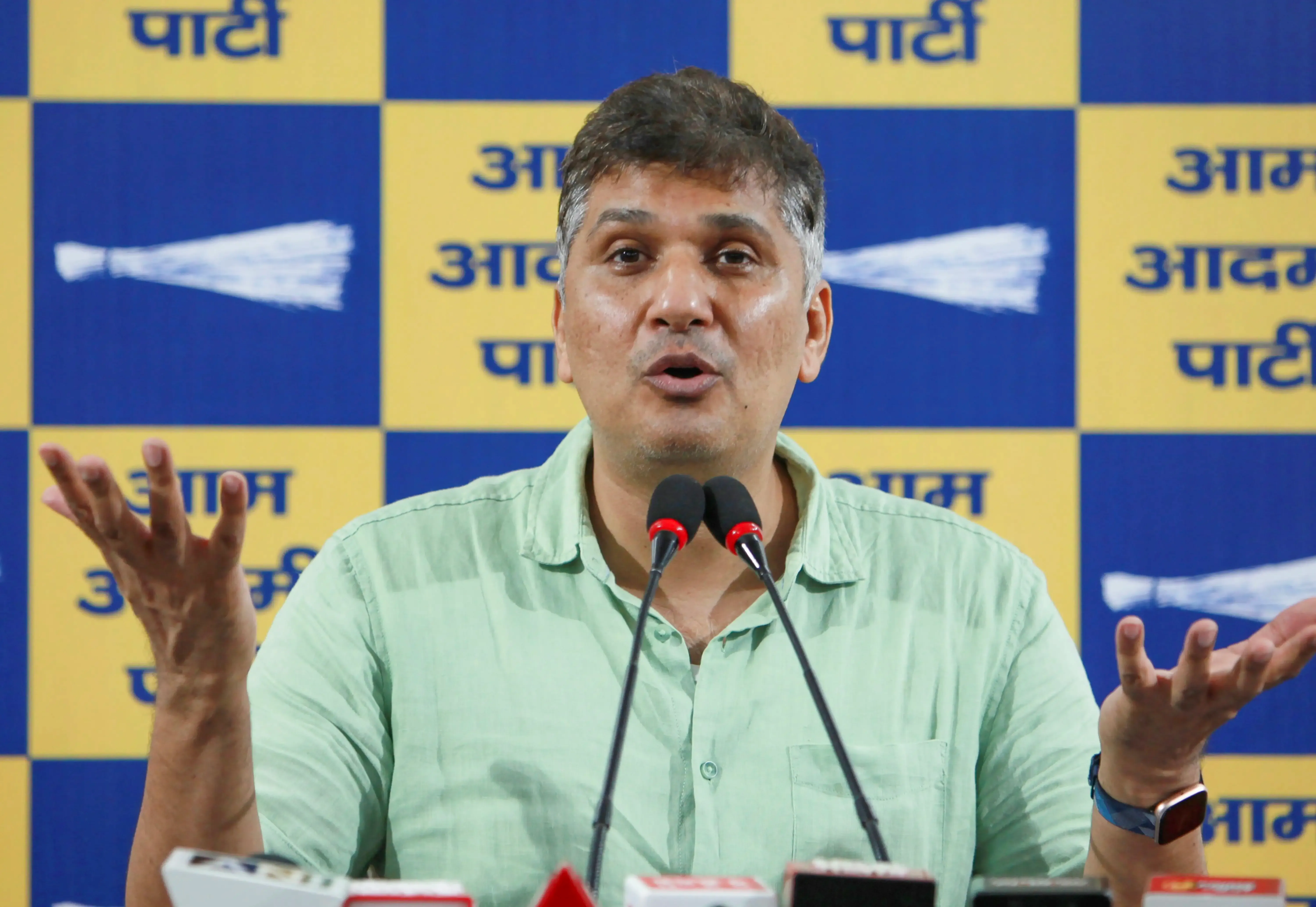 दिल्ली के उपराज्यपाल वीके सक्सेना के कार्यकाल पर आम आदमी पार्टी का जोरदार हमला