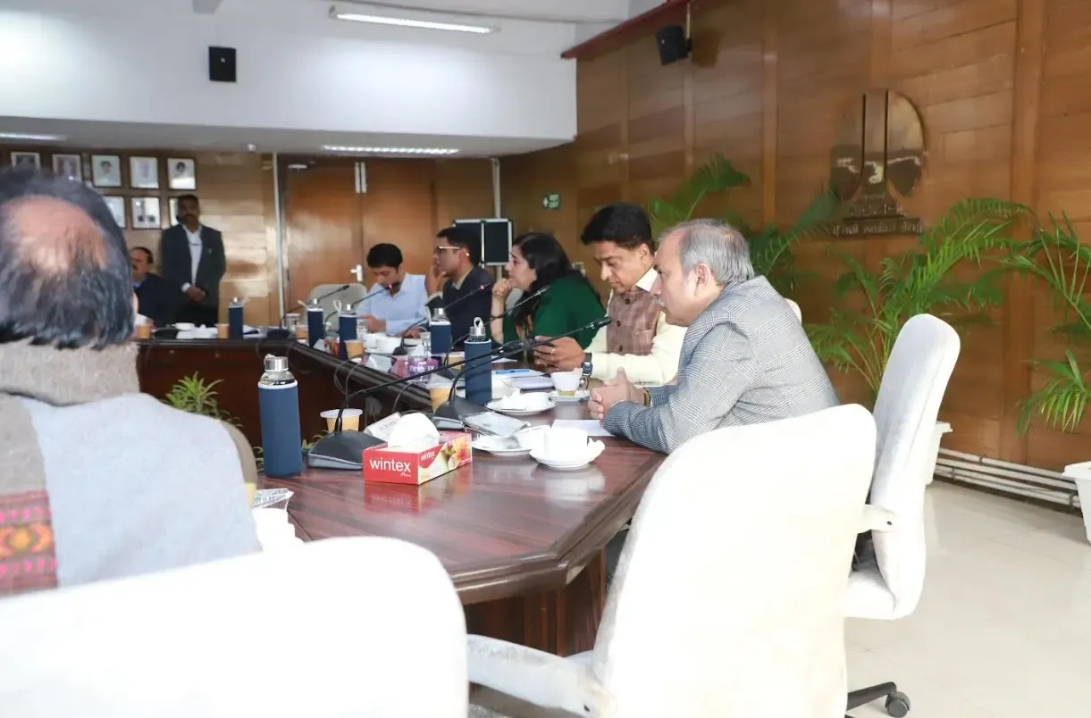 Delhi: Kejriwal Absent from NDMC Meeting; Resolution Passed Against 'Mahila Samman Yojana'