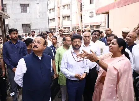 क्या दिल्ली की सीएम रेखा गुप्ता ने सुल्तानपुरी में डीडीए फ्लैट साइट का निरीक्षण किया और पूर्व सरकारों पर आरोप लगाया?