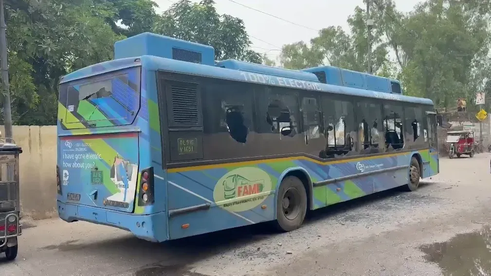 दिल्ली: कोंडली मोड़ पर DTC बस की टक्कर से 12 वर्षीय छात्रा कायना पाल की मौत, चालक फरार