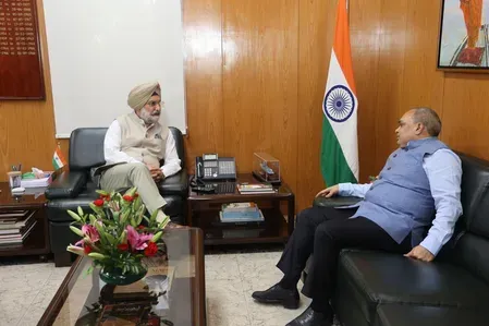 Delhi L-G Sandhu meets CAQM chief to strengthen air quality action