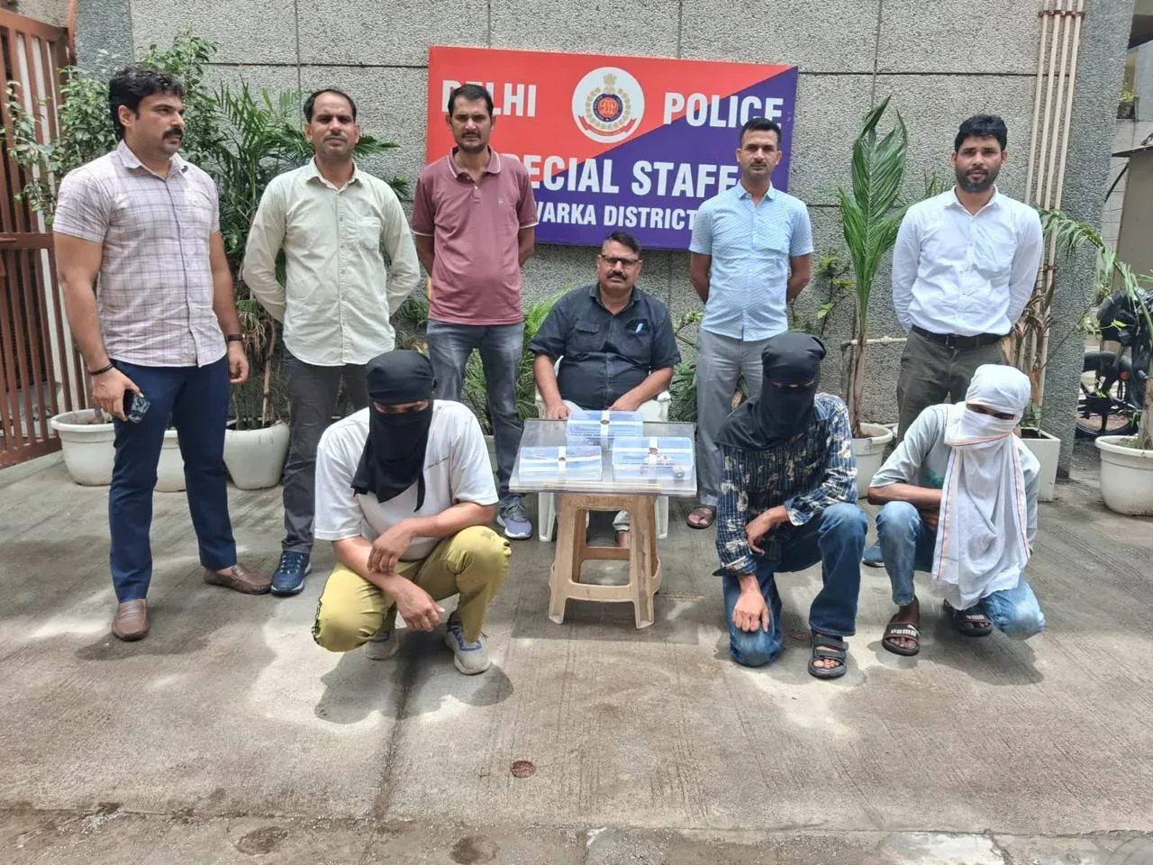 द्वारका पुलिस ने लग्जरी कार से लूट करने वाले अंतरराज्यीय गिरोह के तीन सदस्य गिरफ्तार किए, हथियार व चोरी के औजार बरामद