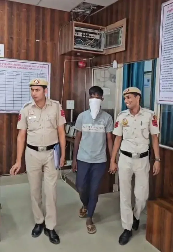 मंडावली में पुलिस का शिकंजा: 6 मामलों में वांछित स्नैचर मनीष गिरफ्तार, 3 मोबाइल और चोरी की बाइक बरामद