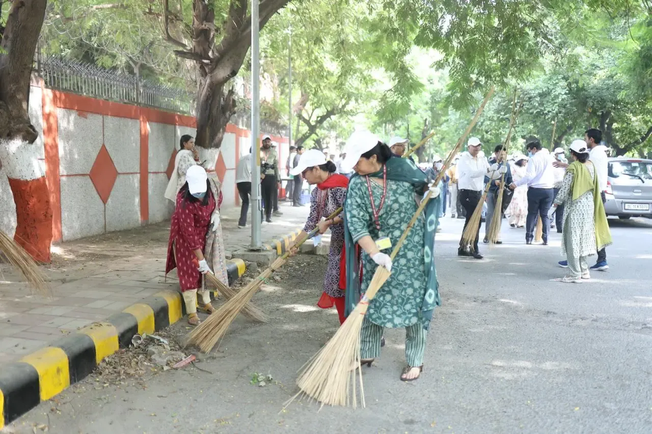 स्वच्छता ही सेवा 2026: दिल्ली के पीएम श्री स्कूल में टी. के. अनिल कुमार के नेतृत्व में छात्रों ने किया श्रमदान