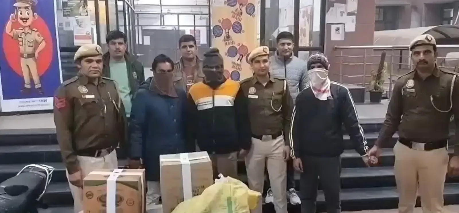 क्या दिल्ली में चोरी के आरोप में तीन गिरफ्तार हुए?