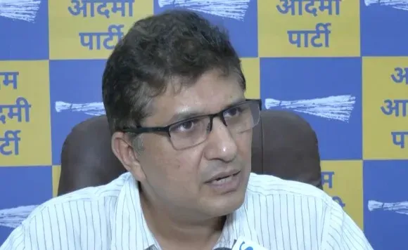 दिल्ली में 500 तिरंगे हटाने पर AAP का हमला, सौरभ भारद्वाज बोले — 'खंभे खड़े, झंडे गायब'