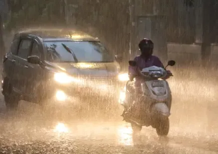 दिल्ली में अचानक तेज बारिश ने लोगों की बढ़ाई समस्या, मौसम विभाग का रेड अलर्ट 