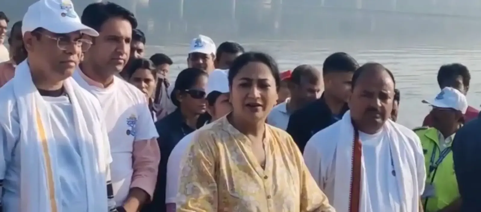 'चलो यमुना' अभियान: मुख्यमंत्री रेखा गुप्ता ने हाथी घाट पर की सफाई, नागरिकों से माँगी भागीदारी
