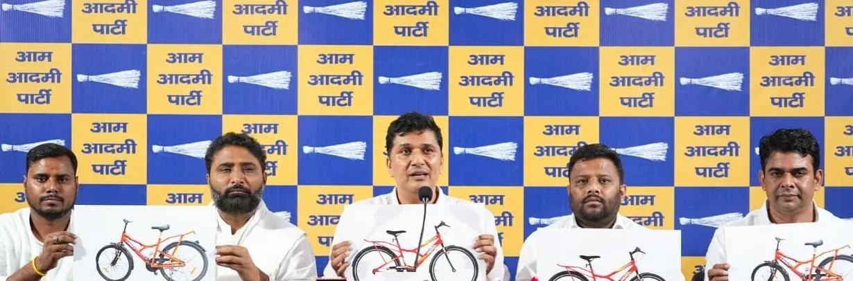 दिल्ली साइकिल घोटाला: 'आप' का ₹90 करोड़ की अनियमितता का आरोप, हीरो बोनफायर पर स्काइलर का स्टीकर लगाने का दावा