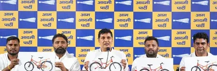 दिल्ली में छात्राओं को बांटी गई साइकिलों पर सियासत तेज, 'आप' ने 90 करोड़ रुपए के घोटाले का लगाया आरोप