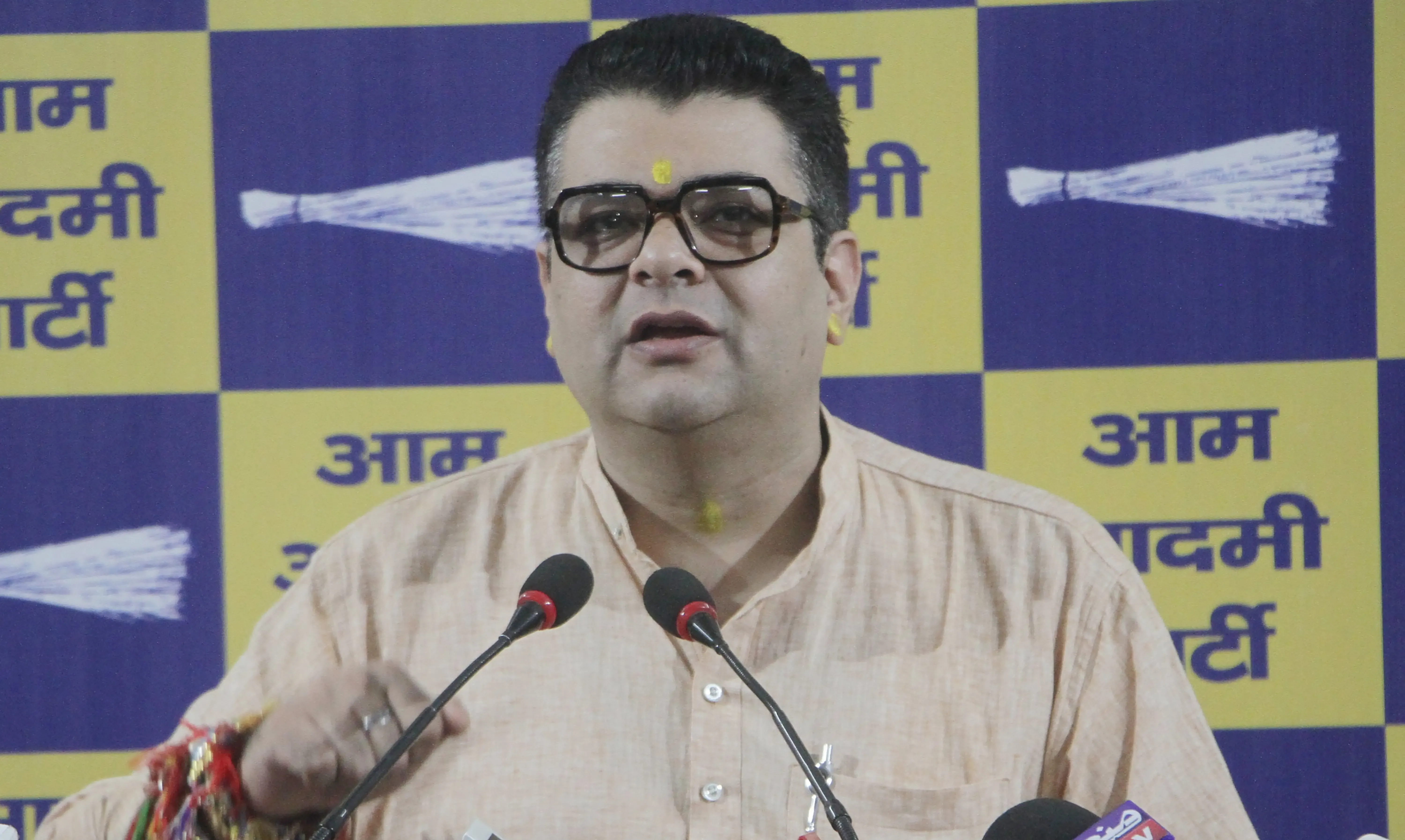 क्या दिल्ली में डेंगू से हुई दो मौतों पर 'आप' ने एमसीडी को घेरा?