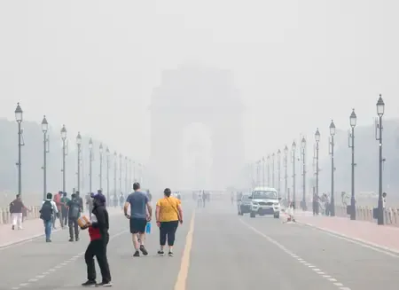 दिल्ली में धुंध की मोटी छाई, औसत वायु गुणवत्ता सूचकांक 400 के करीब पहुंचा