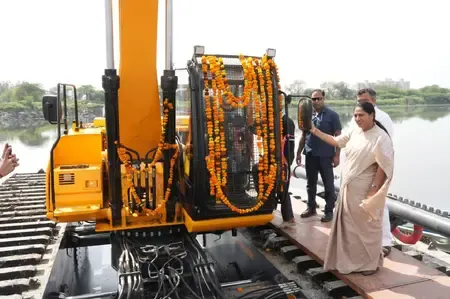 दिल्ली में ड्रेनों की सफाई के लिए आधुनिक मशीनों का इस्तेमाल शुरू, जलभराव से मिलेगी राहत