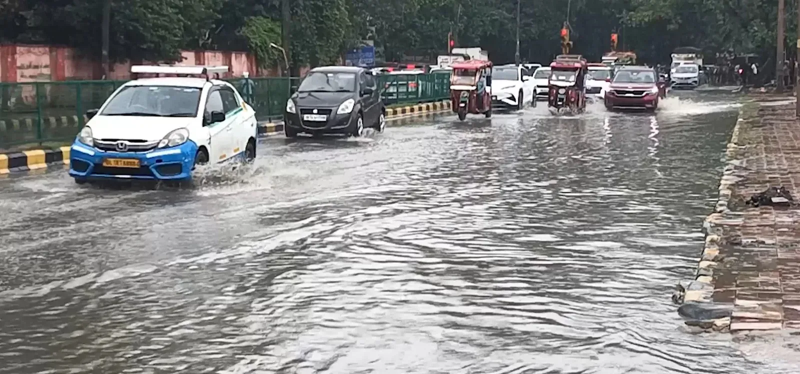 दिल्ली में भारी बारिश: रोहिणी में इमारत ढहने से 3 की मौत, कई इलाकों में जलभराव और पेड़ गिरे