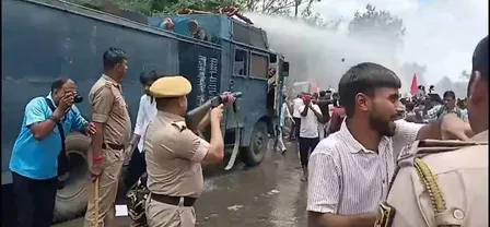 पटना में आइसा का लोकभवन मार्च: पुलिस से झड़प, वाटर कैनन और आंसू गैस का इस्तेमाल