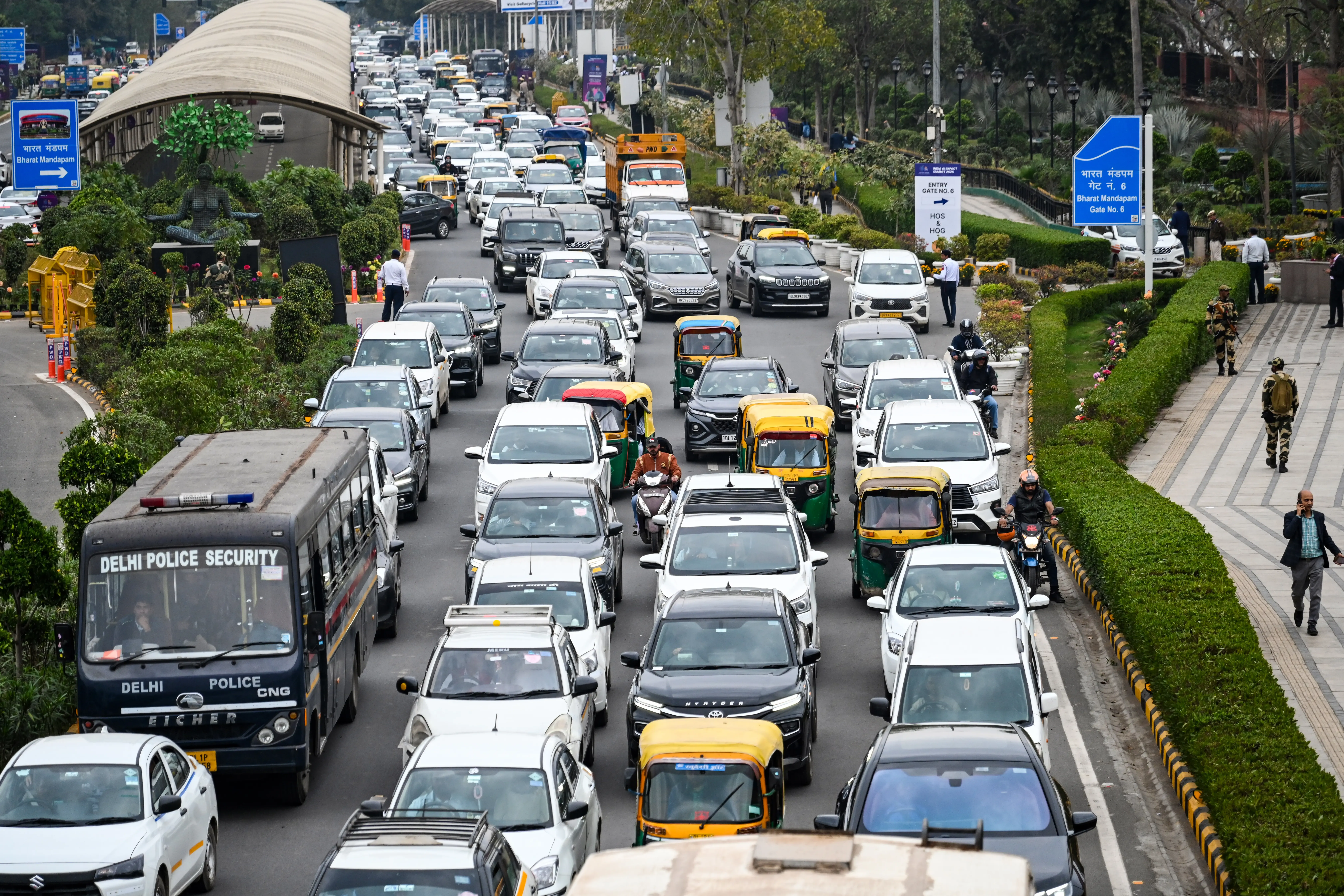 दिल्ली की नई ईवी नीति: 2028 से केवल इलेक्ट्रिक दोपहिया और 2027 से ई-ऑटो होंगे रजिस्टर