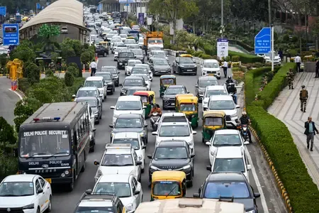 दिल्ली में नई ईवी पॉलिसी का ड्राफ्ट जारी : 2028 से सिर्फ इलेक्ट्रिक दोपहिया, 2027 से ई-ऑटो ही होंगे रजिस्टर 