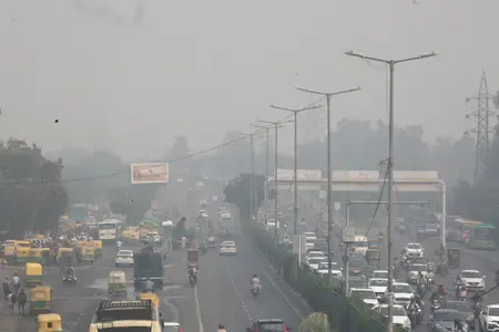 दिल्ली में रविवार सुबह बिगड़ी हवा, वायु गुणवत्ता सूचकांक 400 के पार पहुंचा