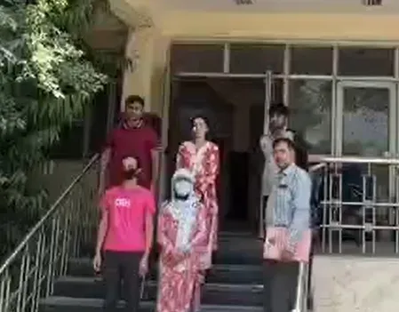 दिल्ली में ट्रांसजेंडर का भेष बनाकर ग्राहकों को लुभाते थे दो बांग्लादेशी नागरिक, गिरफ्तार