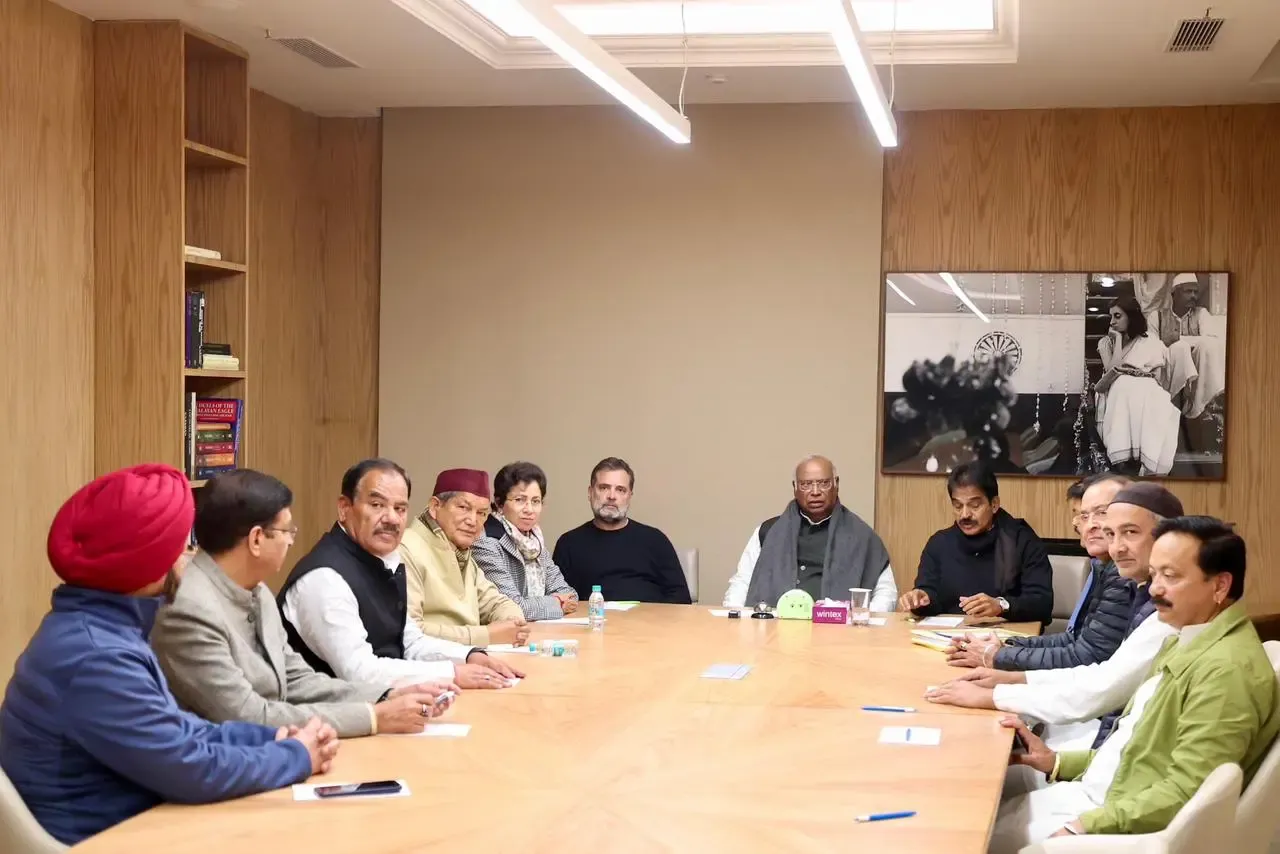 क्या दिल्ली में उत्तराखंड कांग्रेस की महत्वपूर्ण बैठक हुई, जिसमें खड़गे-राहुल गांधी ने चुनावी रणनीति पर ध्यान केंद्रित किया?