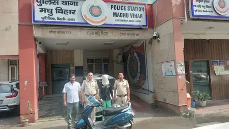 दिल्ली: मोबाइल स्नैचिंग के कुछ घंटों के भीतर आरोपी गिरफ्तार, चोरी की स्कूटी और तीन मोबाइल बरामद