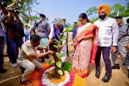 दिल्ली : मुख्यमंत्री रेखा गुप्ता ने 'एक पेड़ मां के नाम' अभियान के तहत पौधारोपण किया, 72 देशों के राजनयिकों ने भी लिया हिस्सा