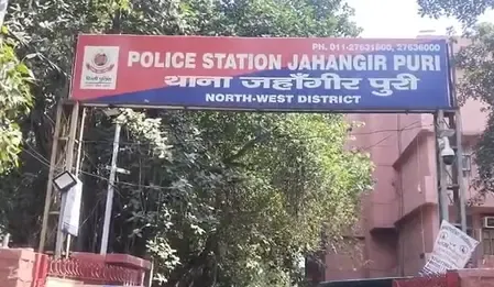 दिल्ली: मुकुंदपुर फ्लाईओवर के पास कार ने बाइक सवार तीन लोगों को कुचला