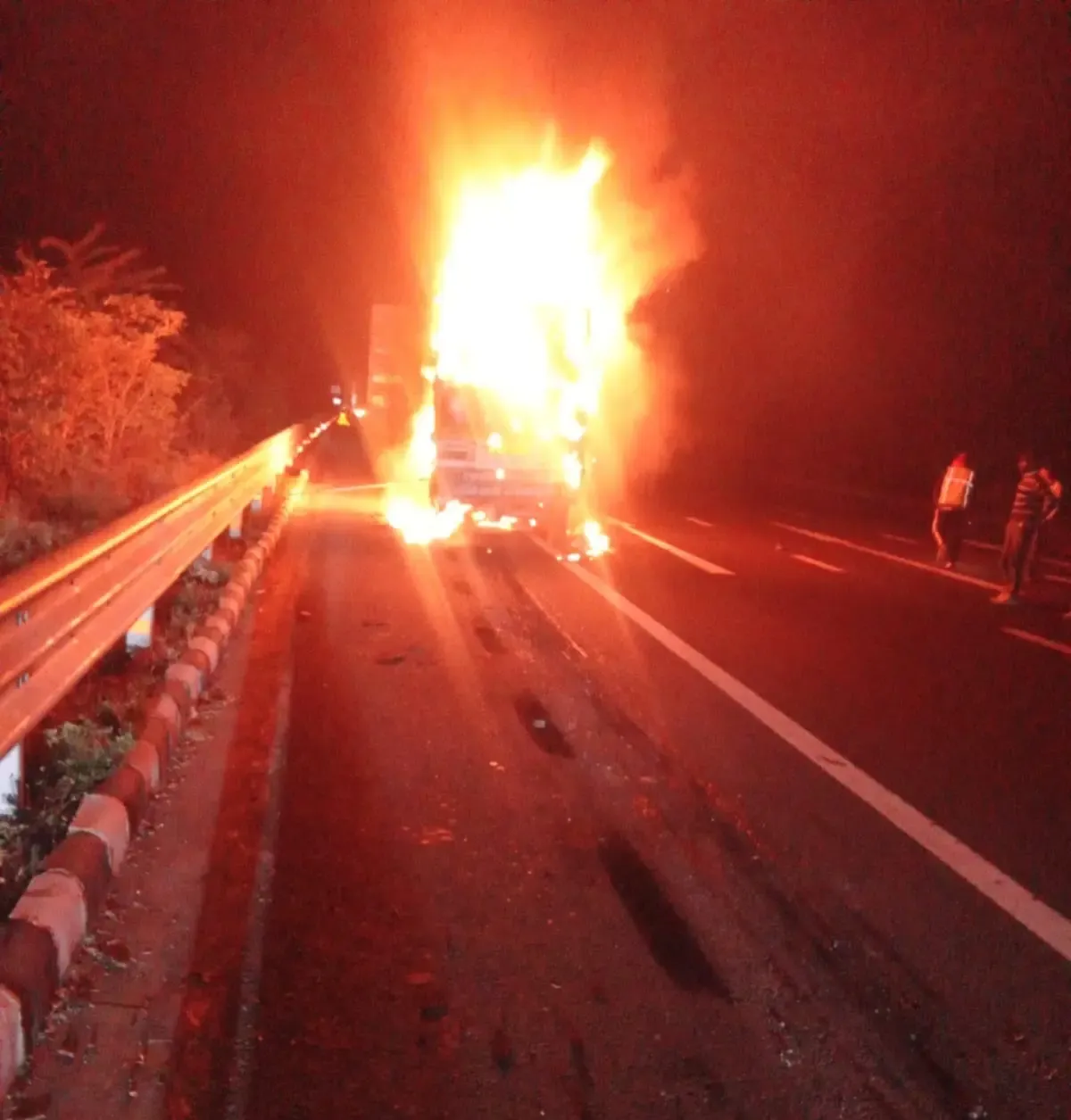 क्या दिल्ली-मुंबई एक्सप्रेसवे पर भीषण हादसे में तीन लोग जिंदा जल गए?